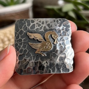 Spilla e pendente peruviani vintage della metà del secolo in argento sterling e oro 18 carati, con design industriale di uccelli Peruana martellati