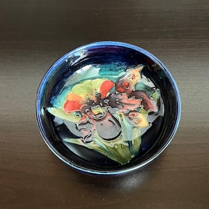 Vintage kobaltblauwe Moorcroft-aardewerk orchideeënkom