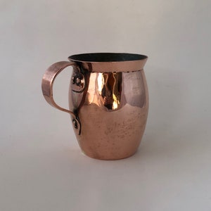 Caneca antiga de cobre feita à mão para utensílios de cozinha do século XIX