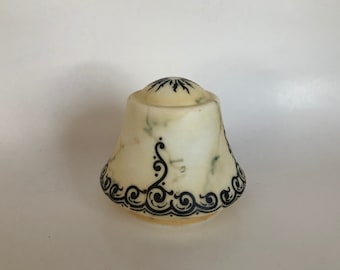 Pantalla de lámpara de mesa de cristal checo estilo art déco vintage con efecto jaspeado y estarcido negro.