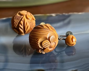 Vintage Art Deco Carved Bakelite Drop Dangle Screw Back Earrings