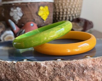 ヴィンテージツートンベークライトバングルブレスレット：赤と黄色の 