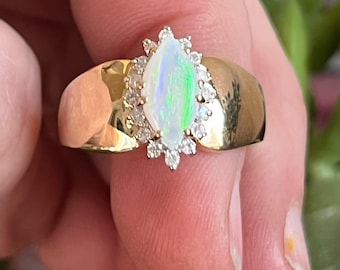 Vintage 14K gouden opaal en diamant marquise halo-ring