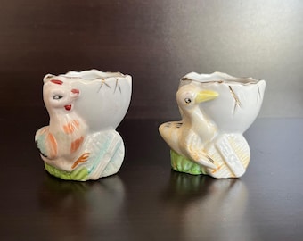 Paar vintage paaseierdopjes uit de jaren 50 met figuratieve eend en kip