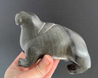 古いビンテージのカナダのイヌイットの石鹸石のセイウチの彫刻