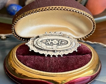 Boucle de ceinture victorienne antique, broche avec compartiment médaillon myosotis en argent sterling