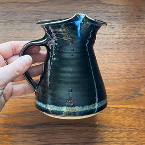 Jarra de leche vintage de Louis Mulcahy Ireland Studio Pottery en tono azul oscuro