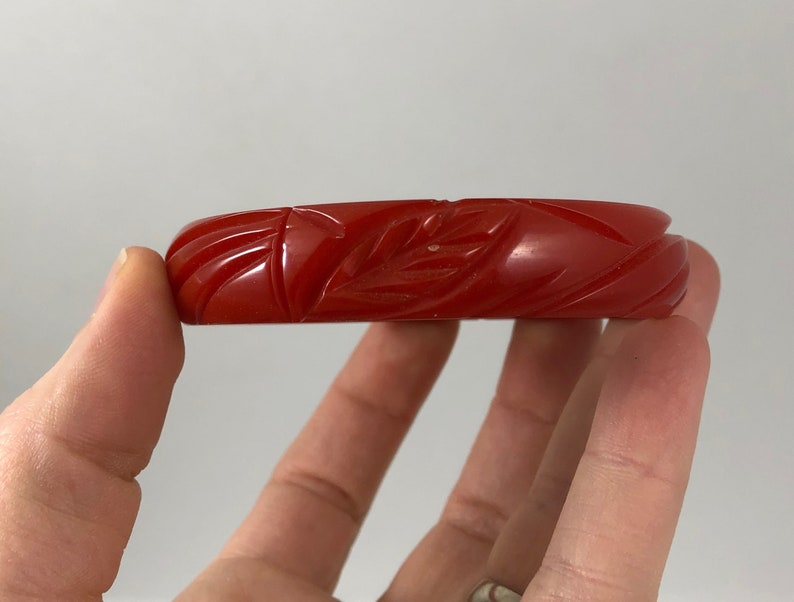 Vintage 1930s Leaf Carved Red Bakelite Catalin Bangle Bracelet