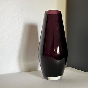Vaso de vidro roxo de meados do século por Tamara Aladin para Riihimaen Riihimaen Lasi Oy Finlândia