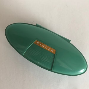 Vintage 1960 Singer Nähmaschinenaufsatz Nr. 489500/489510 Knopfhalter im Teal Mid Century Atomic Style Kunststoffgehäuse