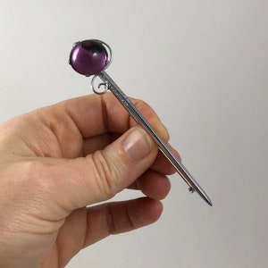 Kiltistische Mizpah Brosche mit keltischem Glas Cabochon