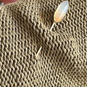 Broche antiguo estilo victoriano de oro amarillo de 12 quilates y ópalo