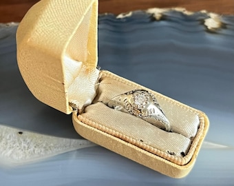Vintage Art Deco Cream Leatherette Proposal Wedding Engagement Ring Display Gift Box