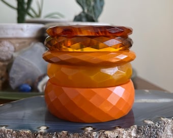CHOICE Tonos de pulseras apilables de baquelita facetada con diamantes amarillos, naranjas y marrones