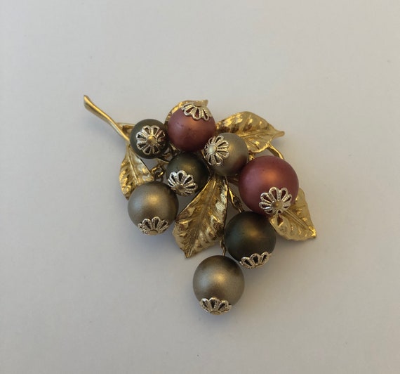 Vintage Prestige Leaf and Berries Dangling Cha Cha Brooch  display picture 3