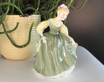 Vintage Royal Doulton Bone China HN 2211 Fair Maiden Young Lady beeldje