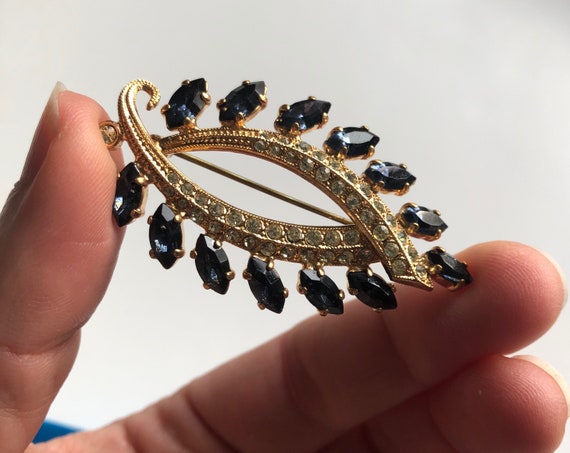 Spilla in ciliegia da donna con colletto in metallo dorato con strass e smalto rosso verde accessorio elegante per abito cappello borsa o costume regalo donna ragazza