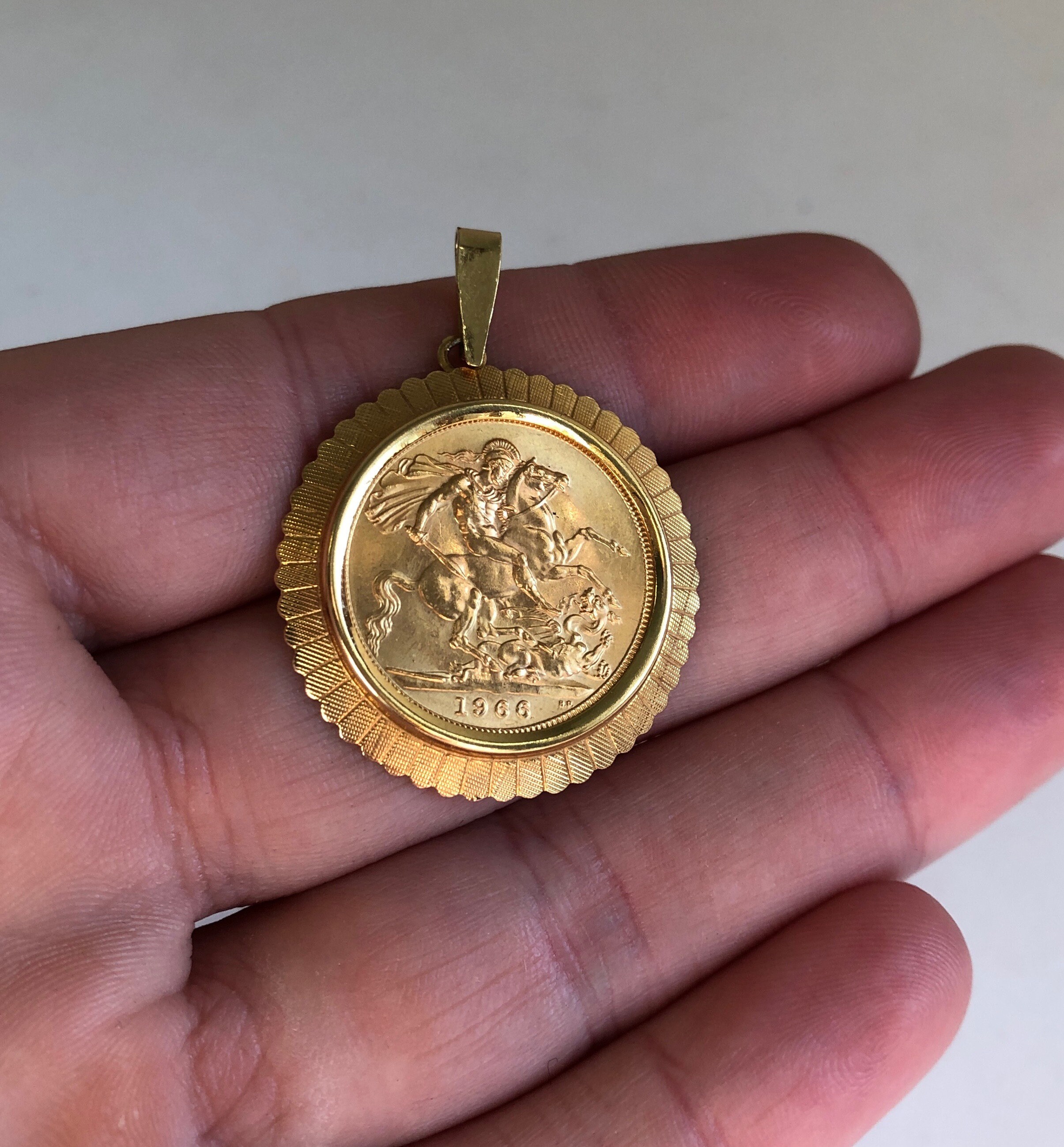 Vintage 1966 Great Britain Queen Elizabeth II Gold Sovereign in 9K Gold  Pendant Frame - Etsy