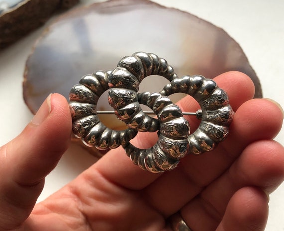 アンティークビクトリア朝の彫刻が施された華やかなシルバーのラブ