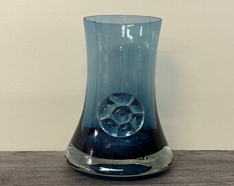 Vase à fleurs bleu en verre d'art suédois moderne du milieu du siècle MCM vintage