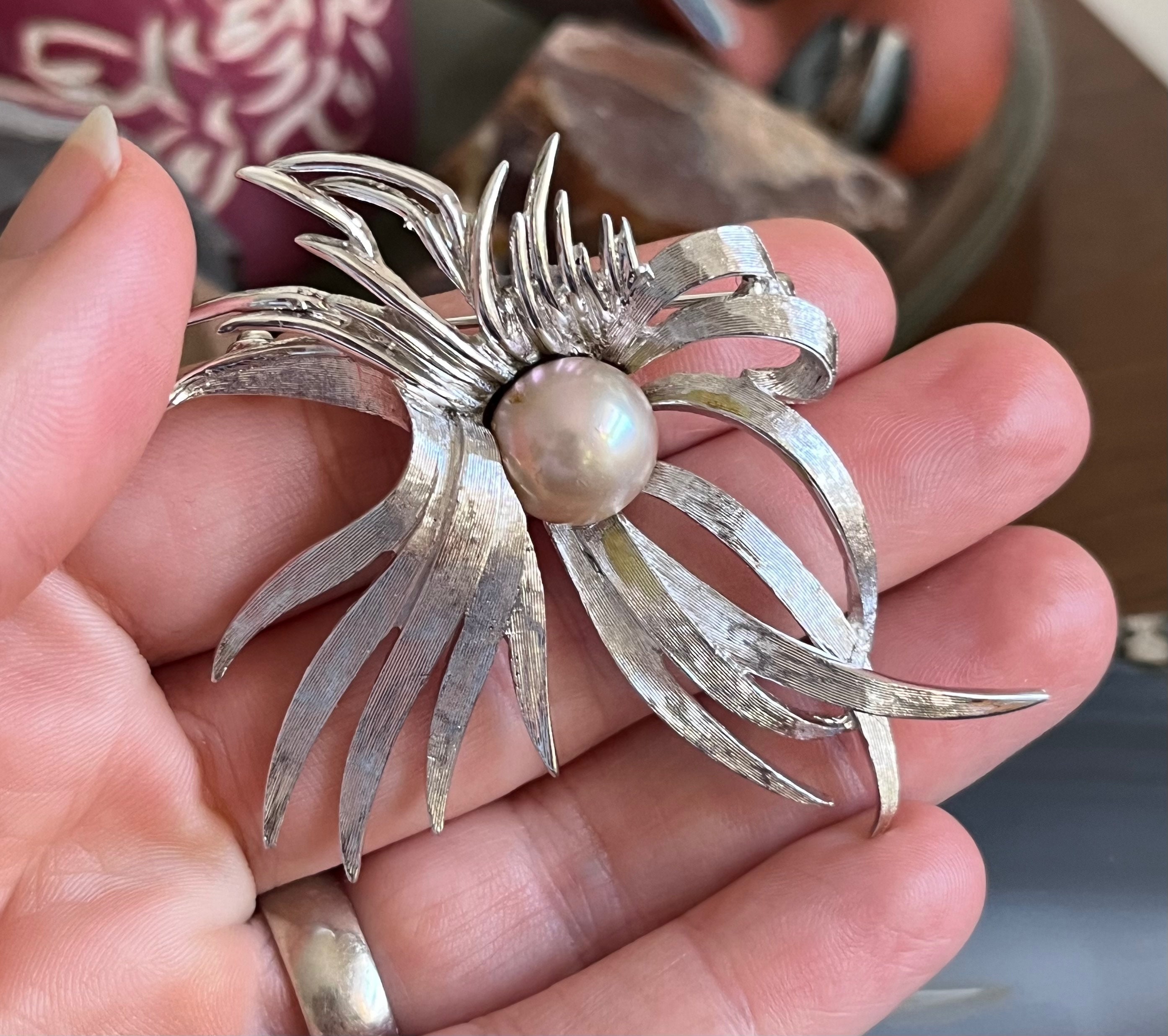Broche Vintage Signée BOUCHER - Argentée Et Strass - Occasion En Bon état - Bijou Ancien
