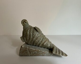 カナダのイヌイットが彫刻した緑色のソープストーン製のセイウチの置物