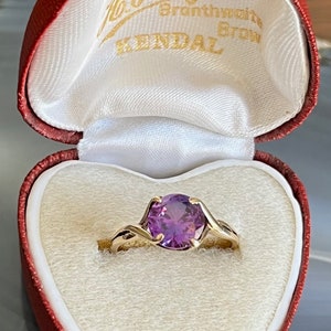 Vintage 10K Gold Purple Sapphire Ladies Ring