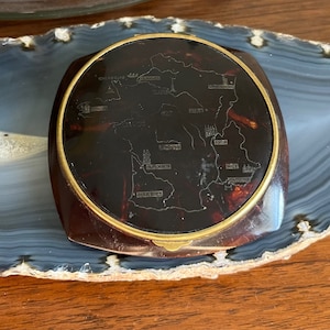 Vintage 1940er Jahre Französisch Celluloid Faux Schildpatt Puder Spiegel Kompakte Karte von Frankreich