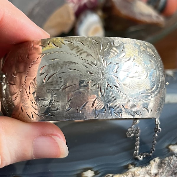 Large Vintage La Reine Eatons Sterling Silver Leaf and Flower Engraved Clamper Bangle Bracelet