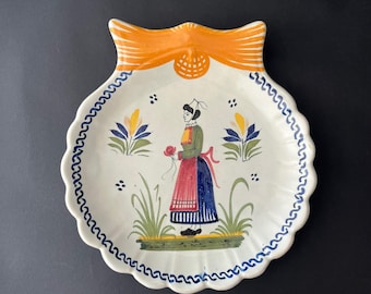 Plato antiguo francés con forma de concha Henriot Quimper, Bretaña, Francia.