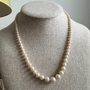 Fine Quality Mid Century Vintage Simulated Graduated Classic Pearl Necklace Sterling Clasp