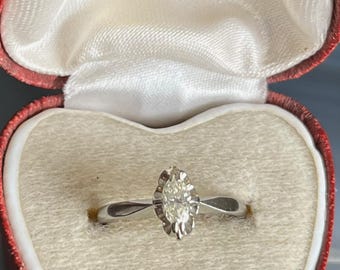Anel de noivado solitário vintage de ouro branco 18K de meados do século com diamante marquise