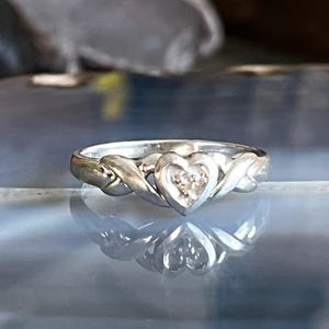 Pierścionek z białego złota z diamentowym sercem w stylu vintage 10K