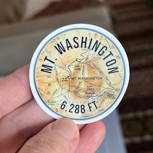 Sticker carte en vinyle rond du mont Washington de 5 cm (gris et orange)