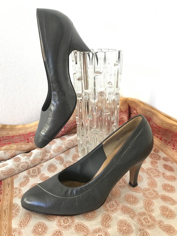 Vintage Gray leather Pumps