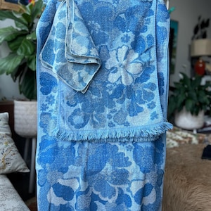 Vintage 1960s blue floral towel set