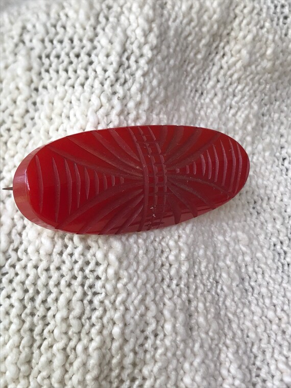 Vintage 40s bakelite red brooch