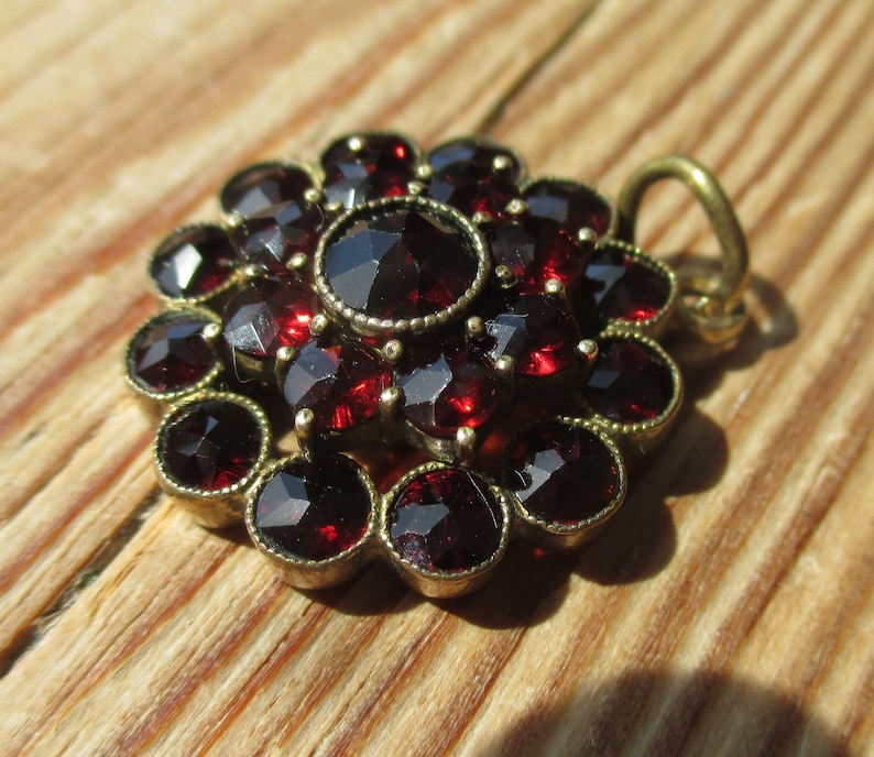 Bohemian garnet pendant vintage Victorian style ruby crimson facetted stones Czech jewellery cluster rose cut red stones necklace dangle