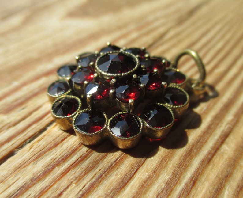 Bohemian garnet pendant vintage Victorian style ruby crimson facetted stones Czech jewellery cluster rose cut red stones necklace dangle