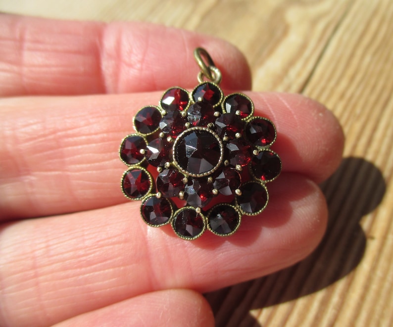 Bohemian garnet pendant vintage Victorian style ruby crimson facetted stones Czech jewellery cluster rose cut red stones necklace dangle