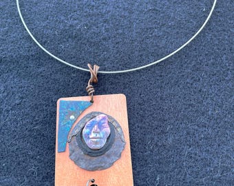 Collier à pendentif technique mixte OOAK, assemblage de bijoux recyclés