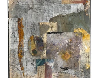 Könnte beinhalten: Eine quadratische Mixed-Media-Collage auf Leinwand mit geschichteten Papierresten, Zeitungsausschnitten und handschriftlichen Notizen. Die Komposition enthält ein zentrales ovales Element, rostfarbene Texturen und einen kleinen gelben Kreis. Der Text enthält 242 is there.