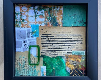 Collage abstracto de técnica mixta con detalles en vidrio verde, obra de 10 x 10 cm