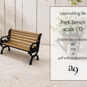 Może przedstawiać: Miniaturowa ławka parkowa w skali 1:12 z jasnobrązowymi drewnianymi listwami i czarną metalową ramą. Tekst głosi: Lasercutting file, Park Bench, scale 1:12, Digital file, includes: .dxf, .svg, .ai, .pdf with instructions oraz logo.
