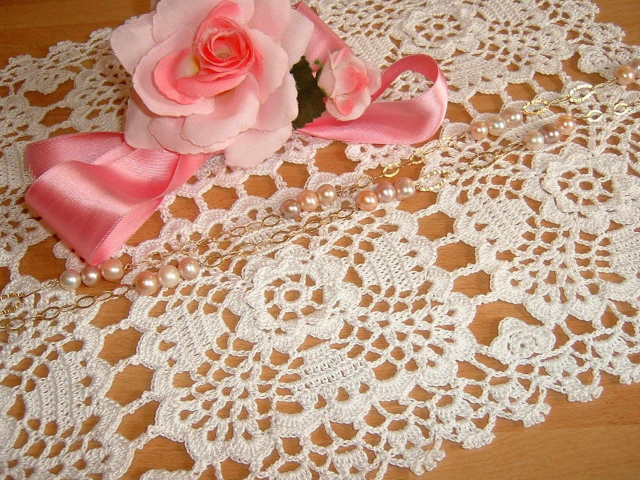 Rectangular placemat made by hand crochet. White Cotton Center. Shabby