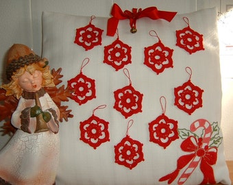 Twenty star-shaped Christmas decorations. Crochet lace stars in red cotton. Ideas for Christmas