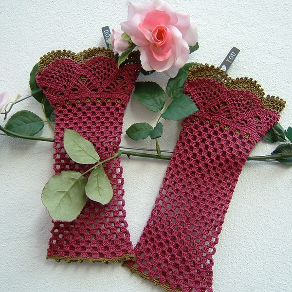Poignets en coton au crochet - Demi-gants aux couleurs de la forêt : amarante et vert - Couleurs mariage d'automne