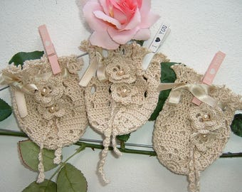 Crochet favor bag. Ecru cotton favor. Crochet lace confetti holder. Wedding gift. Romantic wedding