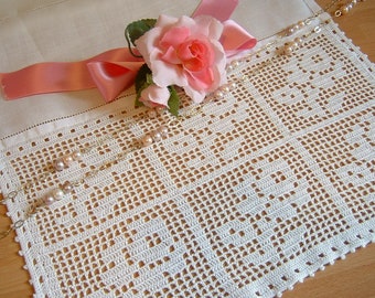 Curtain lace with roses-Hand crocheted lace with filet technique-White border-cm.50xcm.30-On reservation