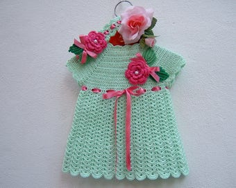 Crochet dress for baby girls - Baby girl's hair band - Outfit size 0-3 months in light green cotton - Roses and leaves applied